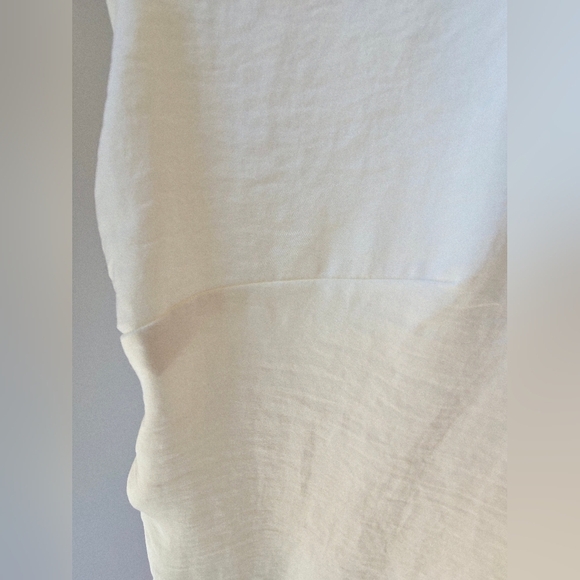 H&M Elegant Cream Butter Ivory Sleeveless Top Hi Low Satin V Neck Size 10 - Picture 4 of 6